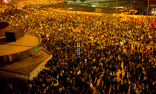 Manifestantes do MPL (Movimento Passe Livre)durante protesto contra o aumento do pre�o da passagem, no Largo da Batata, em S�o Paulo (SP)