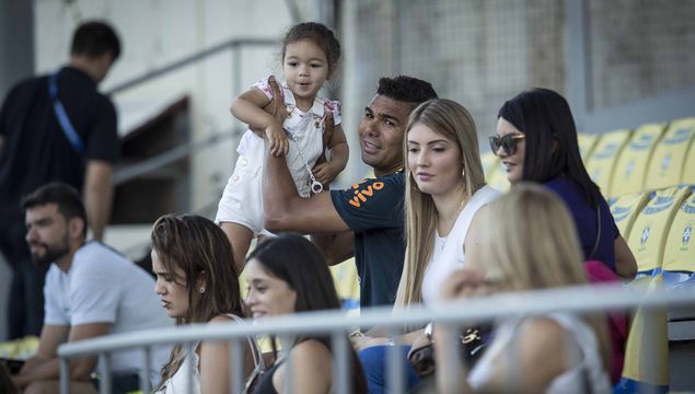 El jugador de Casemiro juega con su hija Sara en el estadio de Sochi