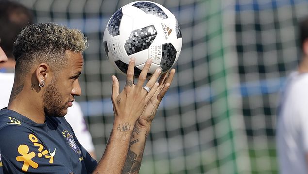 Neymar de Brasil sostiene el balón durante una sesión de entrenamiento, en Sochi, Rusia