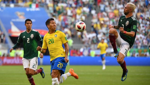 Roberto Firmino de Brasil compite con Miguel Layun de México durante los octavos de final de la Copa Mundial de la FIFA 2018