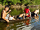 Crian�as caripunas navegam em canoa pelo rio Kuripi, na aldeia do Manga
