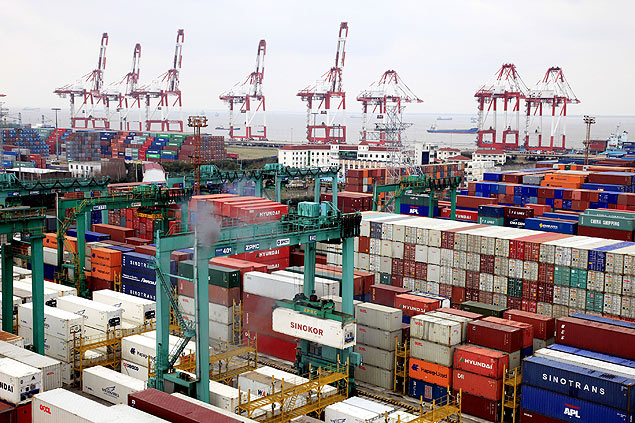 ORG XMIT: 581001_1.tif Vista de cont�ineres empilhados em porto de Xangai, na China. Piles of containers at Waigaoqiao Container Port are seen Tuesday March 3, 2009 in Shanghai, China. China's leaders have voiced concern that the world economic crisis, which has hit its export industries hard, could spark instability, with some laid-off workers already taking to the streets to demand jobs and benefits. (AP Photo/Eugene Hoshiko) 