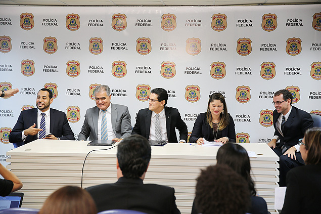 BRASILIA, DF, BRASIL, 26-03-2015: A Policia Federal deflagrou nesta quinta-feira (26-03) a Operação Zelotes, com o objetivo de desarticular organizações que atuavam junto ao Conselho Administrativo de Recursos Fiscais Conselho de Contribuintes da Receita (Carf), manipulando o trâmite de processos e o resultado de julgamentos. Mesa: esquerda para direita, Delegado Marlon Cajado dos Santos - PF (coordenador op. Zelotes ), Delegado Oslaim Campos Santana (diretor de combate ao crime organizado da PF), Luiz fernando Teixeira Nunes (secretario adjunto da Receita Federal), Fabiana Vieira Lima (corregedora geral do Ministério da Fazenda) e Frederico Paiva (procurador da Republica, na sede da Policia Federal, em Brasilia. (Foto: Sergio Lima Folhapress - PODER)