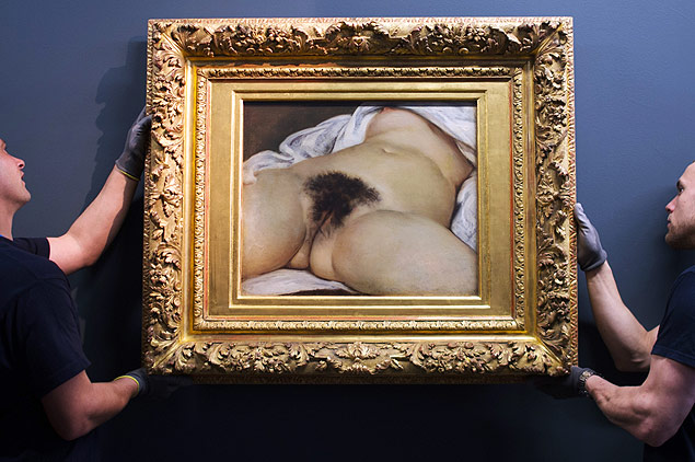 (FILES) -- This file photo taken on June 3, 2014, in Ornans, eastern France, shows two museum employees installing French 19th Century painter Gustave Courbet's 1866 oil on canvas &quot;L'origine du monde&quot; (The origin of the World) at the Courbet museum. A Paris court ruled on March 5, 2015 that US-based social media site Facebook can be judged in France, in a case brought by a French user whose Facebook account was blocked by the company after he posted a photo of Courbet's painting to promote a television program on the painter. AFP PHOTO / SEBASTIEN BOZON ORG XMIT: 100 ***DIREITOS RESERVADOS. N�O PUBLICAR SEM AUTORIZA��O DO DETENTOR DOS DIREITOS AUTORAIS E DE IMAGEM***