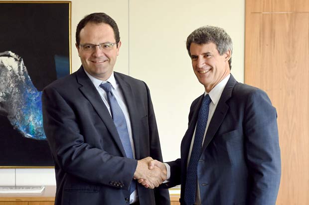 Argentine Economy Minister Alfonso Prat-Gay (R) and his Brazilian counterpart Nelson Barbosa shake hands during a meeting in Brasilia, on February 18, 2016. Brazil and Argentina will discuss a new bilateral agreement for the automotive sector. AFP PHOTO / EVARISTO SA ORG XMIT: ESA057