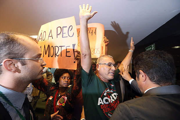 Brasilia, DF, brasil 06.10.2016 manifestante e expulso da votacao da PEC do Teto Foto:Alan Marques/Folhapress cod 0619