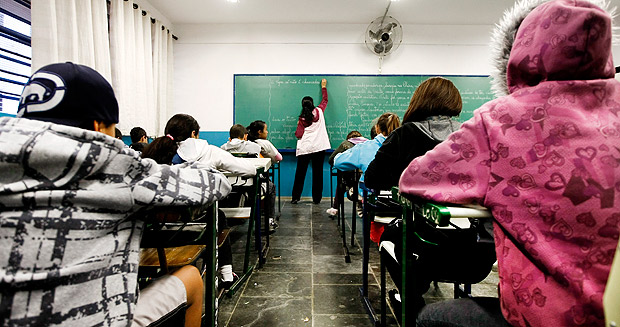 ORG XMIT: AGEN1108191258132712 SO PAULO, SP, BRASIL, 19-08-2011, 07h00: GOVERNO LOTA SALAS DE AULAS. Alunos da 5 serie em aula de Portugues na Escola Estadual Washington Alves Natel, no Parque Residencial Cocaia, na zona sul de Sao Paulo, escola superlotada, com uma media de 45 alunos por sala de aula. Escolas Estaduais de Sao Paulo possuem mais alunos em sala de aula que o recomendado MEC. (Foto: Apu Gomes/Folhapress, Cotidiano ) *** EXCLUSIVO***