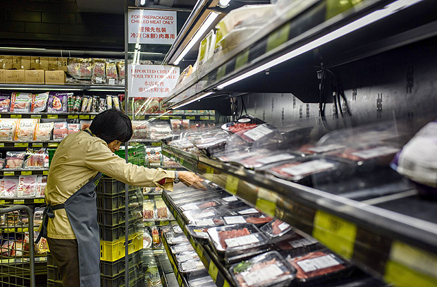 Funcion�rio tira carne brasileira da prateleira em Hong Kong