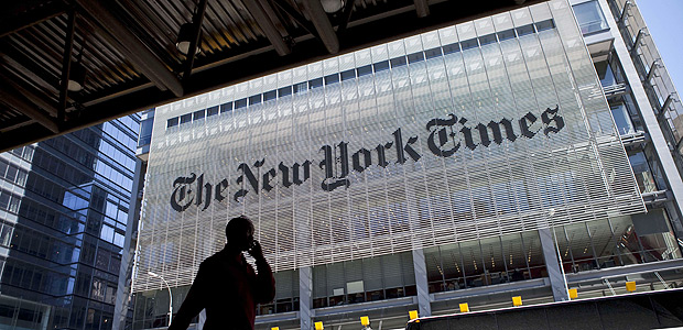 Vista da fachada do pr�dio do jornal The New York Times, em Nova York (EUA). *** NEW YORK - APRIL 21: A man speaks on his mobile phone across from The New York Times headquarters building April 21, 2011 in New York City. The New York Times profits fell 58 percent in the first quarter of 2011. Ramin Talaie/Getty Images/AFP == FOR NEWSPAPERS, INTERNET, TELCOS & TELEVISION USE ONLY ==LEGENDA DO JORNALFachada da sede do 'New York Times', jornal que adota sistema de cobran�a digital