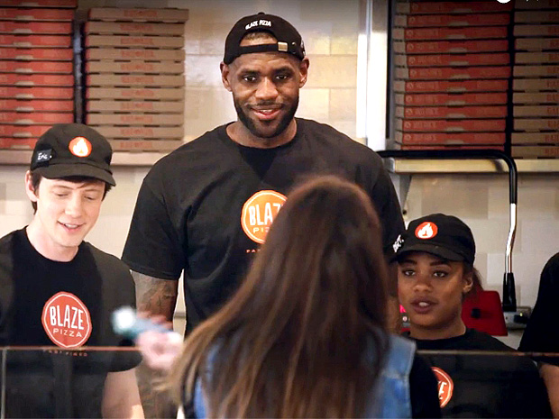 Lebron James trabalha em uma unidade da Blaze Pizza || Cr�ditos: Reprodu��o