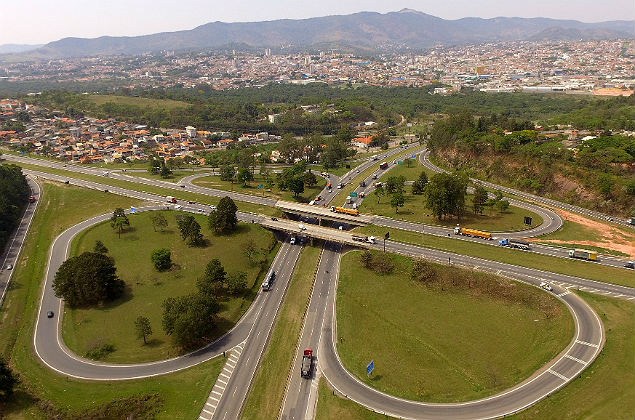 Movimento rodovia Fernao Dias (BR-381), em Atibaia no interior de Sao Paulo, nesta quarta-feira (11), vespera de feriado dia Nossa Senhora Aparecida a padroeira do Barsil. ( Foto : Luis Moura / WPP). ***PARCEIRO FOLHAPRESS - FOTO COM CUSTO EXTRA E CR�DITOS OBRIGAT�RIOS***