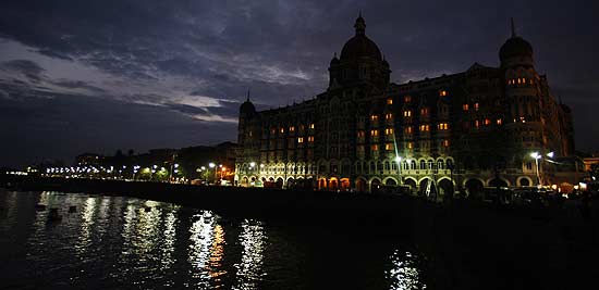 O hotel Taj Mahal Palace, de 105 anos, no s�bado, depois de as for�as de seguran�a terem retomado controle