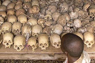 Homem em Nyamata, perto de Kigali, observa centenas de cr�nios expostos em memorial pelas v�timas do genoc�dio em Ruanda