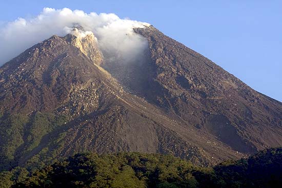 O vulc�o Monte Merapi, na ilha indon�sia de Java, antes de entrar em erup��o, expele fuma�a no fim de semana