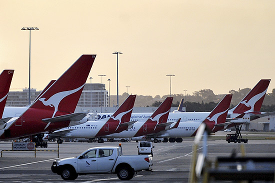 Avi�es da companhia a�rea australiana Qantas ficam estacionados na pista do aeroporto de Sydney