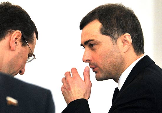 Vladislav Surkov (� dir.), que foi nomeado vice-premi� da R�ssia