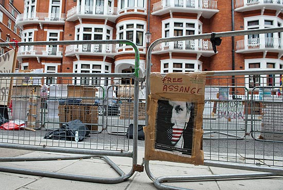 Poster de Assange � visto em frente a embaixada do Equador em Londres