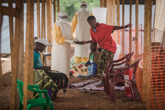 Com traje especial de prote��o, equipe serve refei��o a pacientes infectados com ebola em hospital em Kailahun, no leste de Serra Leoa (�frica) 