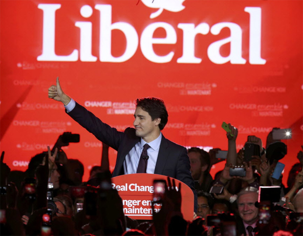 O l�der do Partido Liberal do Canad�, Justin Trudeau, pouco antes de fazer o discurso da vit�ria