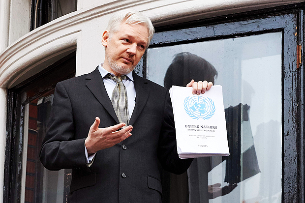 Fundador do WikiLeaks, Julian Assange, aparece no balc�o da Embaixada do Equador em Londres