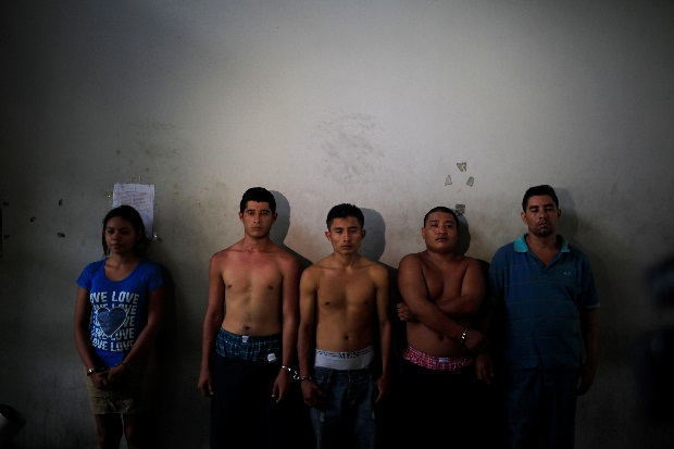Membros de gangue presos pela pol�cia por homic�dio e terrorismo em San Salvador
