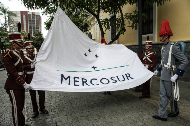 Militares venezuelanos hasteiam bandeira do Mercosul em Caracas para marcar presid�ncia do bloco