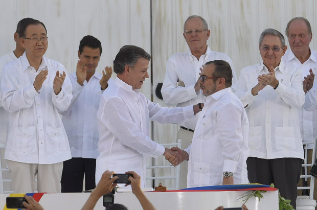 Juan Manuel Santos cumprimenta o l�der das Farc "Timochenko" ap�s assinatura do acordo, em Cartagena