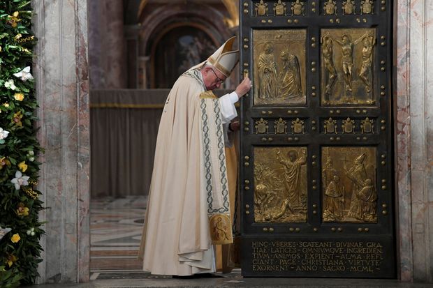 Papa Francisco fecha a Porta Sagrada para marcar o fim do Jubileu cat�lico, neste domingo (20)