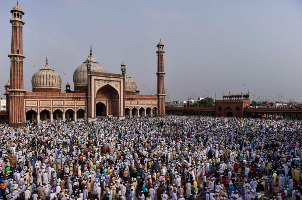 Mu�ulmanos indianos rezam na mesquita Jama Masjid, em Nova D�li, em julho