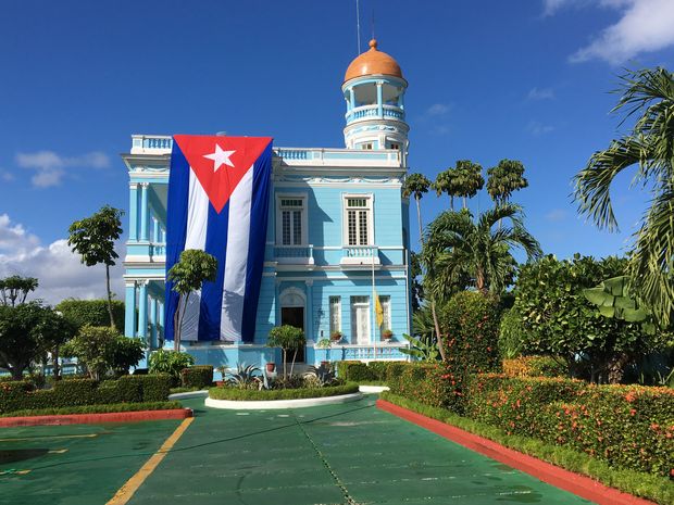 Bandeira cubana em casar�o em Cienfuegos, Cuba