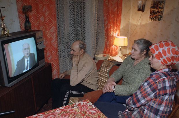 Fam�lia assiste em casa ao discurso de ren�ncia do presidente da URSS, Mikhail Gorbatchov