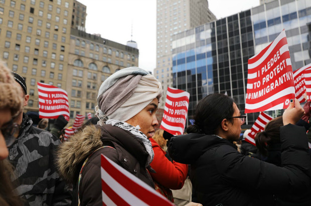 Imigrantes mu�ulmanos participam de protesto contra o presidente dos EUA, Donald Trump, em Nova York