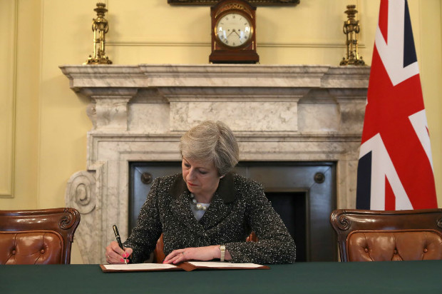 Theresa May, primeira-ministra do Reino Unido, assina nesta ter�a (29) carta que d� in�cio ao "brexit"