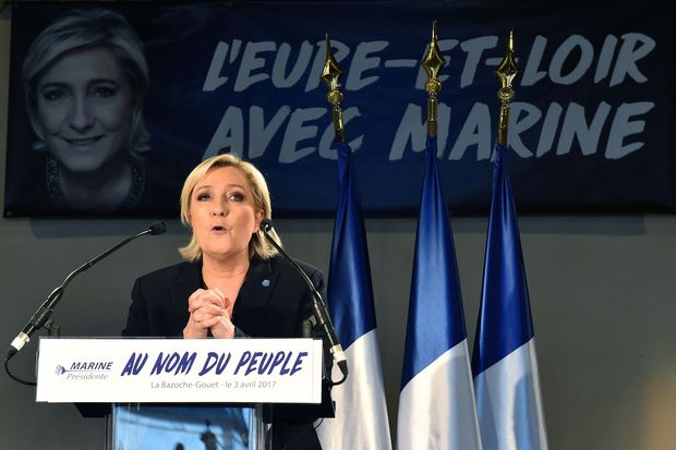 A candidata da extrema direita, Marine Le Pen, discursa em com�cio em La Bazoche-Gouet