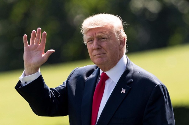 Donald Trump acena ao partir do jardim a Casa Branca para suas f�rias em Bedminster, Nova Jersey