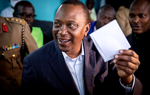 O presidente do Qu�nia, Uhuru Kenyatta, vota no pleito que o reelegeu 