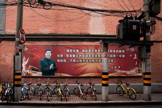 Cartaz traz mensagem do presidente chin�s, Xi Jinping, a favor do Partido Comunista em Xangai 
