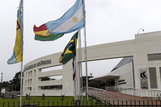 Bandeiras da Argentina, da Bol�via e do Brasil lado a lado na sede da Conmebol, em Luque (Paraguai)