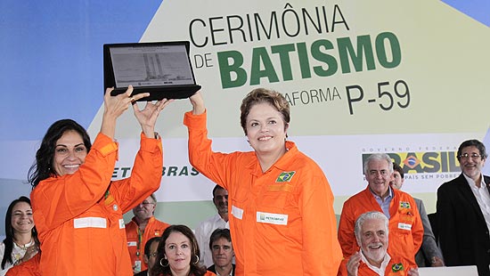 Cerim�nia de batismo da plataforma P-59 - 08Presidenta Dilma Rousseff durante cerim�nia de batismo da plataforma P-59 no canteiro de obras do S�o Roque do Paragua�u (Maragojipe - BA, 13/07/2012)