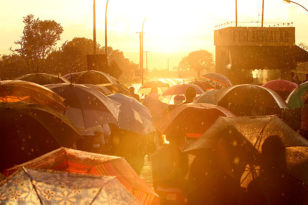 Mulheres e familiares de presos aguardam debaixo de chuva para pegar a senha de acesso ao Complexo Penitenci�rio da Papuda, em Bras�lia