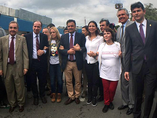 Senadores que fazem parte da comitiva brasileira que foi � Venezuela posam Lilian Tintori, Mar�a Corina Machado e Mitzy Ledezma, em Caracas