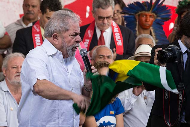 O ex-presidente Lula durante evento com movimentos sociais no acampamento dos anti-impeachment