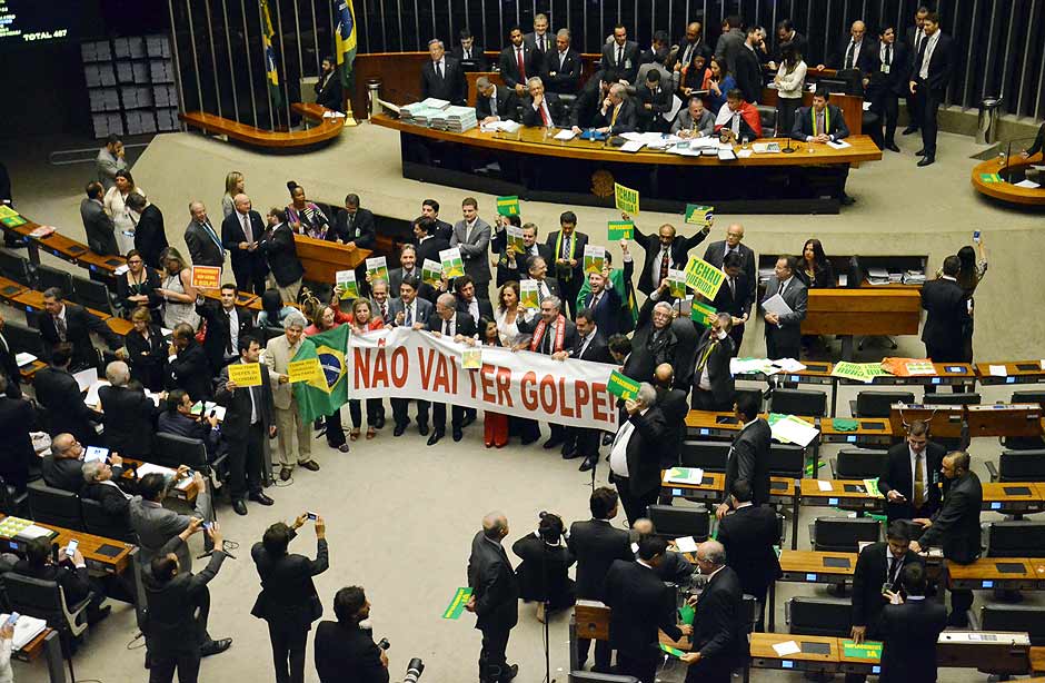 BRASILIA, DF, BRASIL, 15/04/2016,Governista contra impeachment estendem faixa escrito n�o vai ter golpe no plenario durante sess�o. (Foto: Renato Costa/Folhapress, PODER)