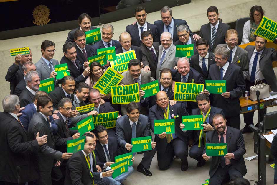 BRASILIA, DF. 16/04/2016. Deputados contra o governo da presidente Dilma Rousseff fazem manifesta��o durante sessao de discuss�o do impeachment na Camara dos Deputados em Brasilia. ( Foto: Lalo de Almeida/Folhapress, PODER )