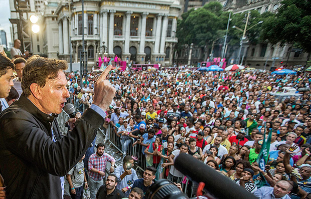 RIO DE JANEIRO - ELEIÇOES - PODER - O candidato a prefeito do Rio de Janeiro pelo PRB, Marcelo Crivella, durante comício na Cinelândia. 27/10/2016 - Foto - Marlene Bergamo/Folhapress - 017