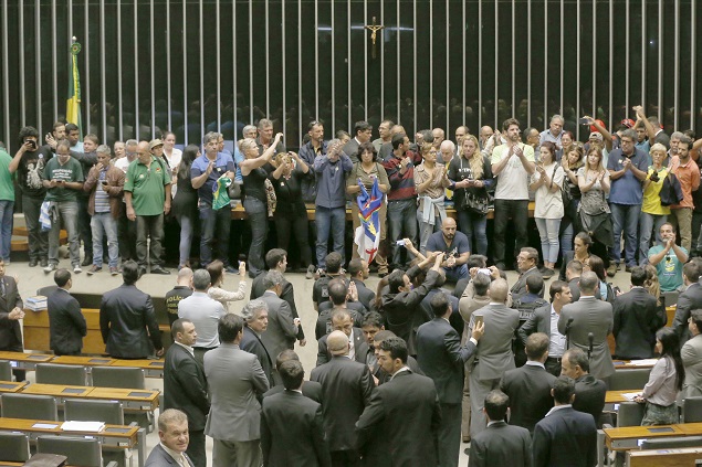 Manifestantes pr�-interven��o militar invadem plen�rio da C�mara dos Deputados