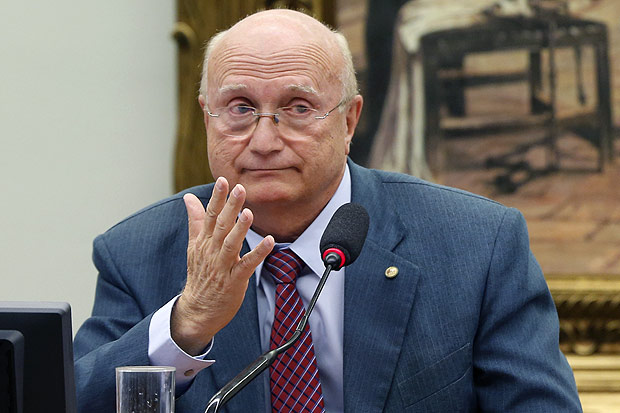 Brasilia, DF, Brasil, 13/07/2016: Processo de cassacao do deputado Eduardo Cunha no CCJ. O presidente osmar Serraglio encerrou a sessao e convocou pra amanha. Deputados favoraveis a cassacao de Cunha protestaram e gritaram palavras de ordem contra Cunha e Serraglio.Foto: Pedro Ladeira/Folhapress