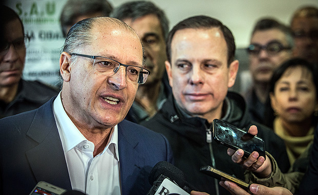 SAO PAULO, SP, BRASIL, 11-06-2017: A pol�cia Militar realizou, na manh� deste domingo, uma a��o para a retirada dos usu�rios de droga na nova cracol�ndia, na Pra�a Princesa Izabel, no Centro de S�o Paulo. Logo ap�s a a��o, parte dos usu�rios se concentraram na Rua Helv�tia, local da antiga Cracol�ndia. O Governador Geraldo Alckmin e o Prefeito Jo�o D�ria, se reunem com a imprensa no local onde funcionava um centro de apoio ao usu�rio, na Rua Helv�tia. (Foto: Bruno Santos/ Folhapress) *** FSP-COTIDIANO *** EXCLUSIVO FOLHA***