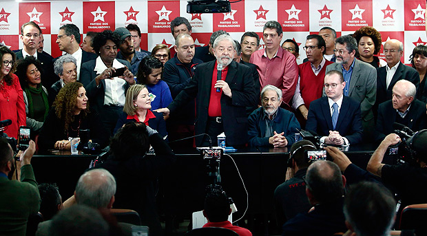 Former Brazilian president Luiz Inacio Lula Da Silva (C) speaks during a press conference in Sao Paulo, Brazil, July 13, 2017. Brazil's former president Luiz Inacio Lula da Silva was sentenced to nearly 10 years in prison for graft in a stark fall from grace for the iconic leftist leader. Lula, who ruled Brazil from 2003-2010, was convicted and handed a 9.5-year prison term on Wednesday for accepting a luxury seaside apartment and $1.1 million, the latest twist in a giant corruption probe engulfing Latin America's largest economy. / AFP PHOTO / Miguel SCHINCARIOL