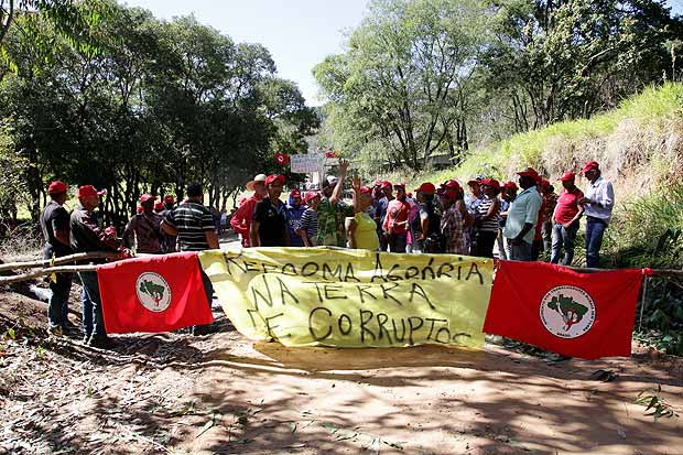 DUARTINA, SP, BRASIL. 25-07-2017. O Movimento dos Trabalhadores sem Terra (MST) divulgou nota, na manh� desta ter�a (25), informando que 800 integrantes do movimento invadiram a Fazenda Esmeralda, do coronel Jo�o Baptista Lima, amigo do presidente Michel Temer (PMDB), em Duartina (32 quil�metros de Bauru). (Foto: Denise Guimar�es/ Folhapress, PODER)